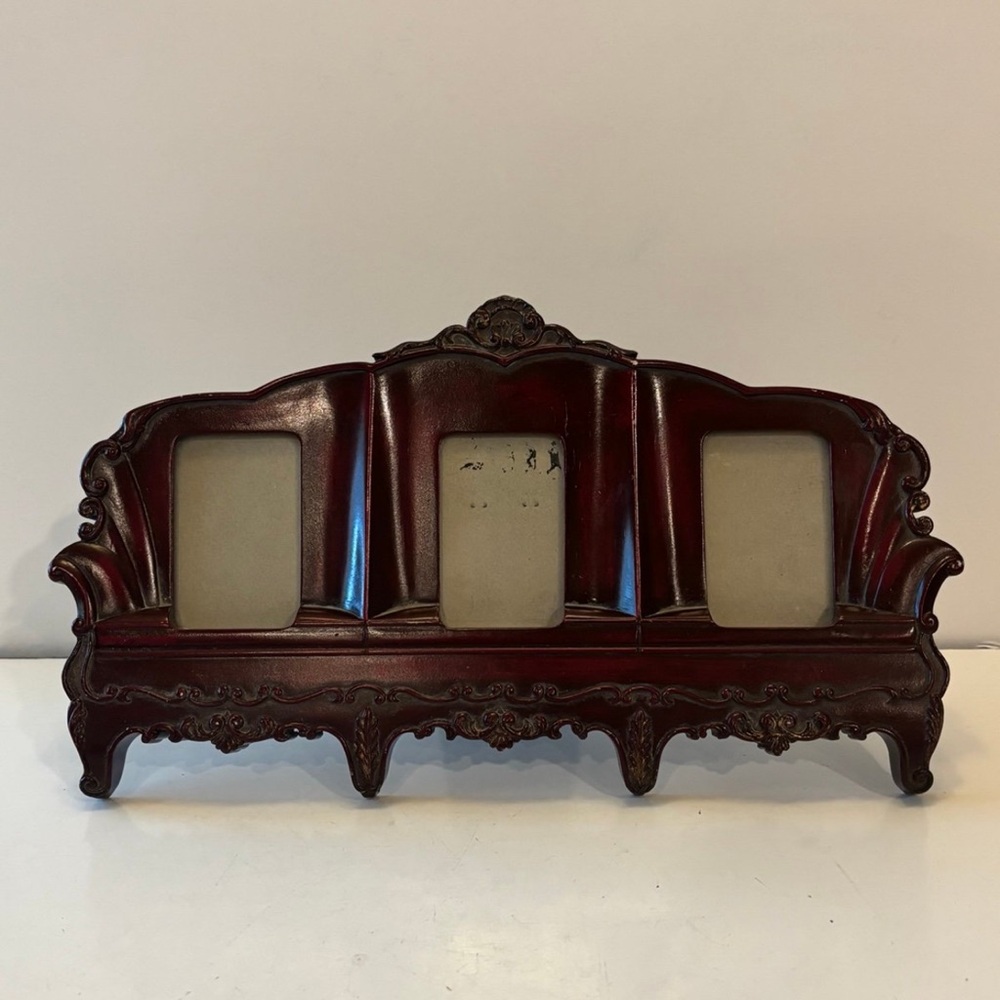 Vintage picture frame with 3 spots